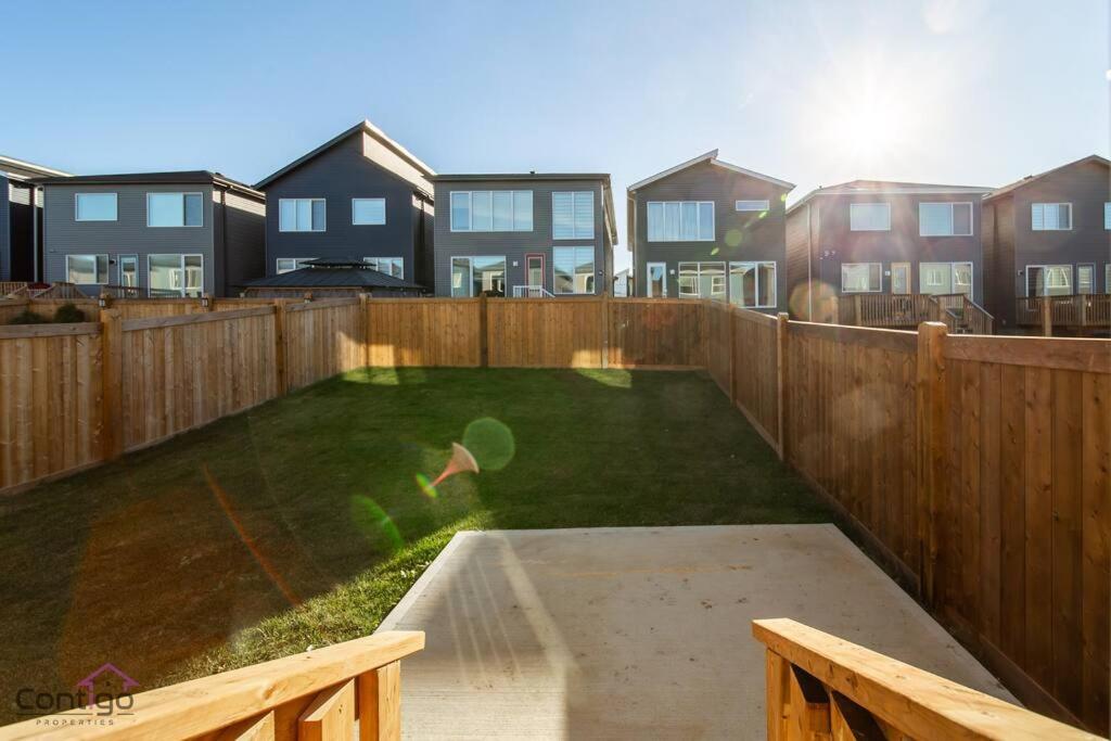 The Luxe, King Bed, Sleeps 8, Near YEG Airport!