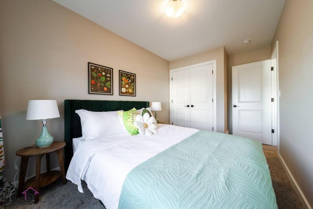 The Luxe, King Bed, Sleeps 8, Near YEG Airport!