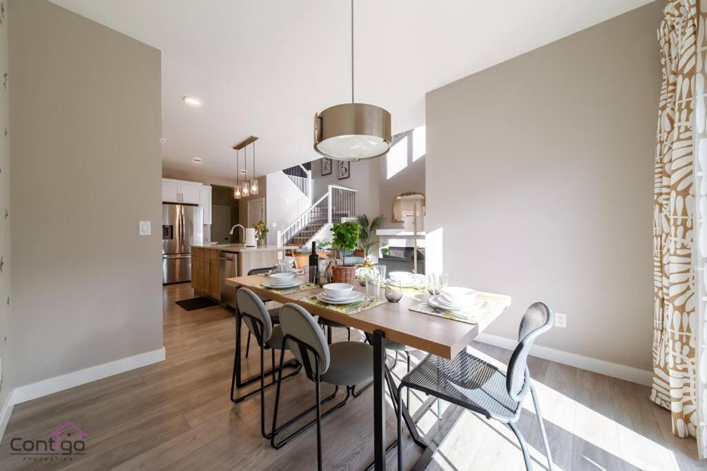 The Luxe, King Bed, Sleeps 8, Near YEG Airport!
