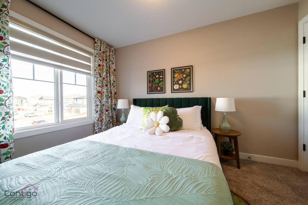 The Luxe, King Bed, Sleeps 8, Near YEG Airport!