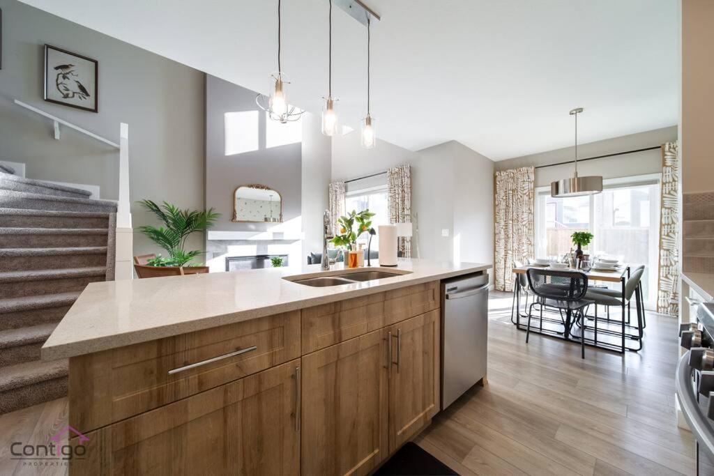 The Luxe, King Bed, Sleeps 8, Near YEG Airport!