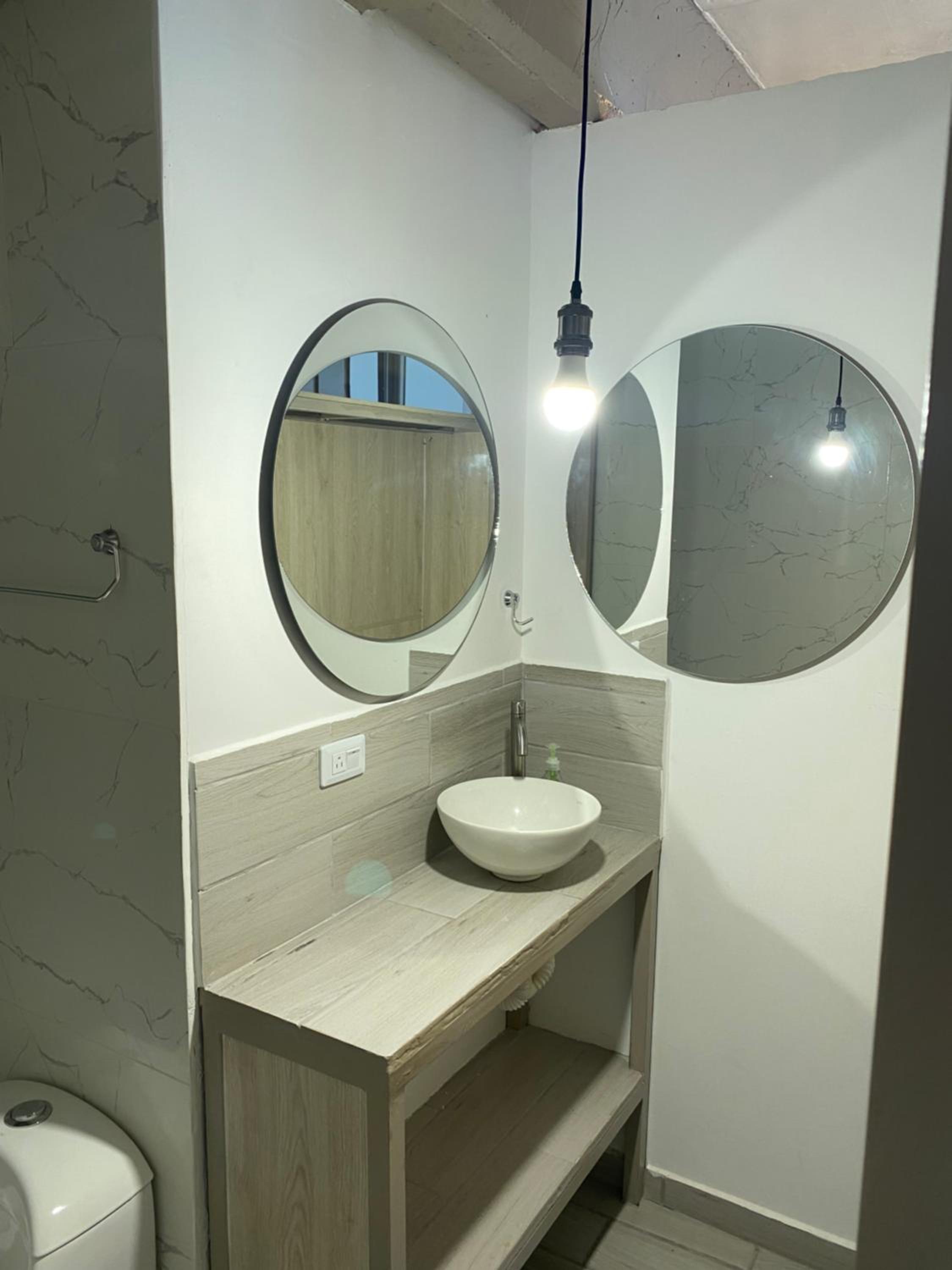 hermoso apartaestudio con cama doble y sofacama sector parque fundadores