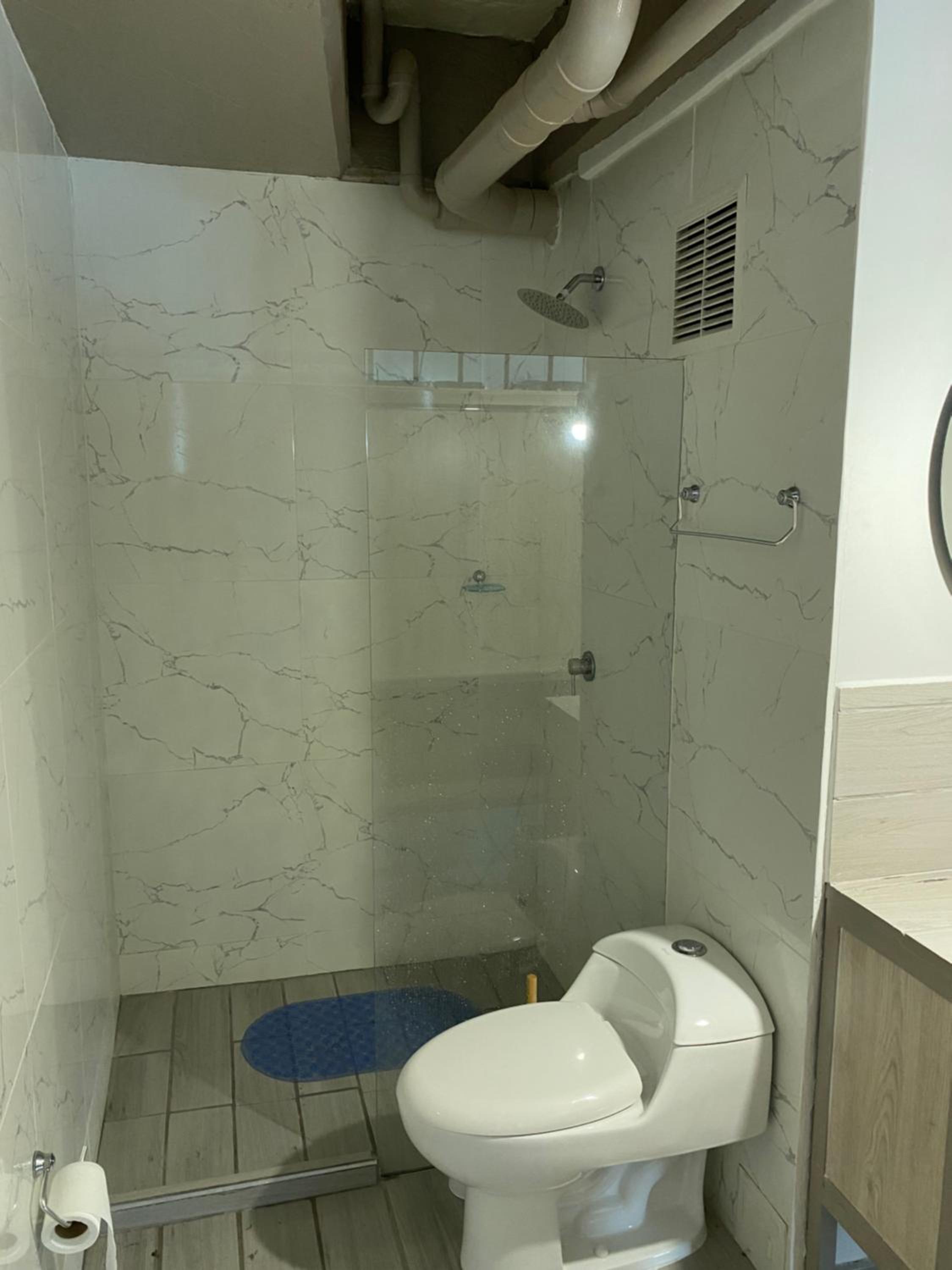 hermoso apartaestudio con cama doble y sofacama sector parque fundadores