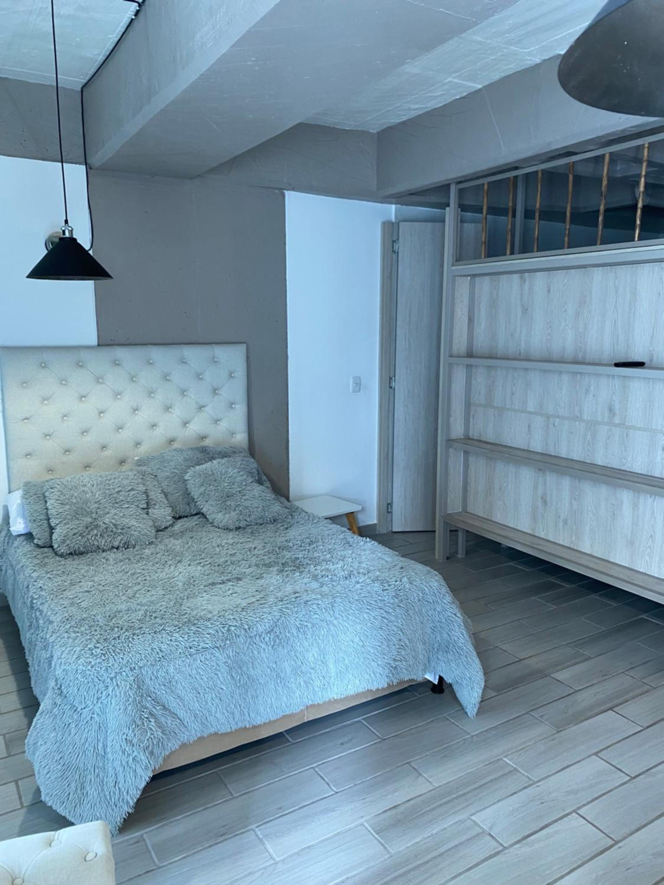 hermoso apartaestudio con cama doble y sofacama sector parque fundadores
