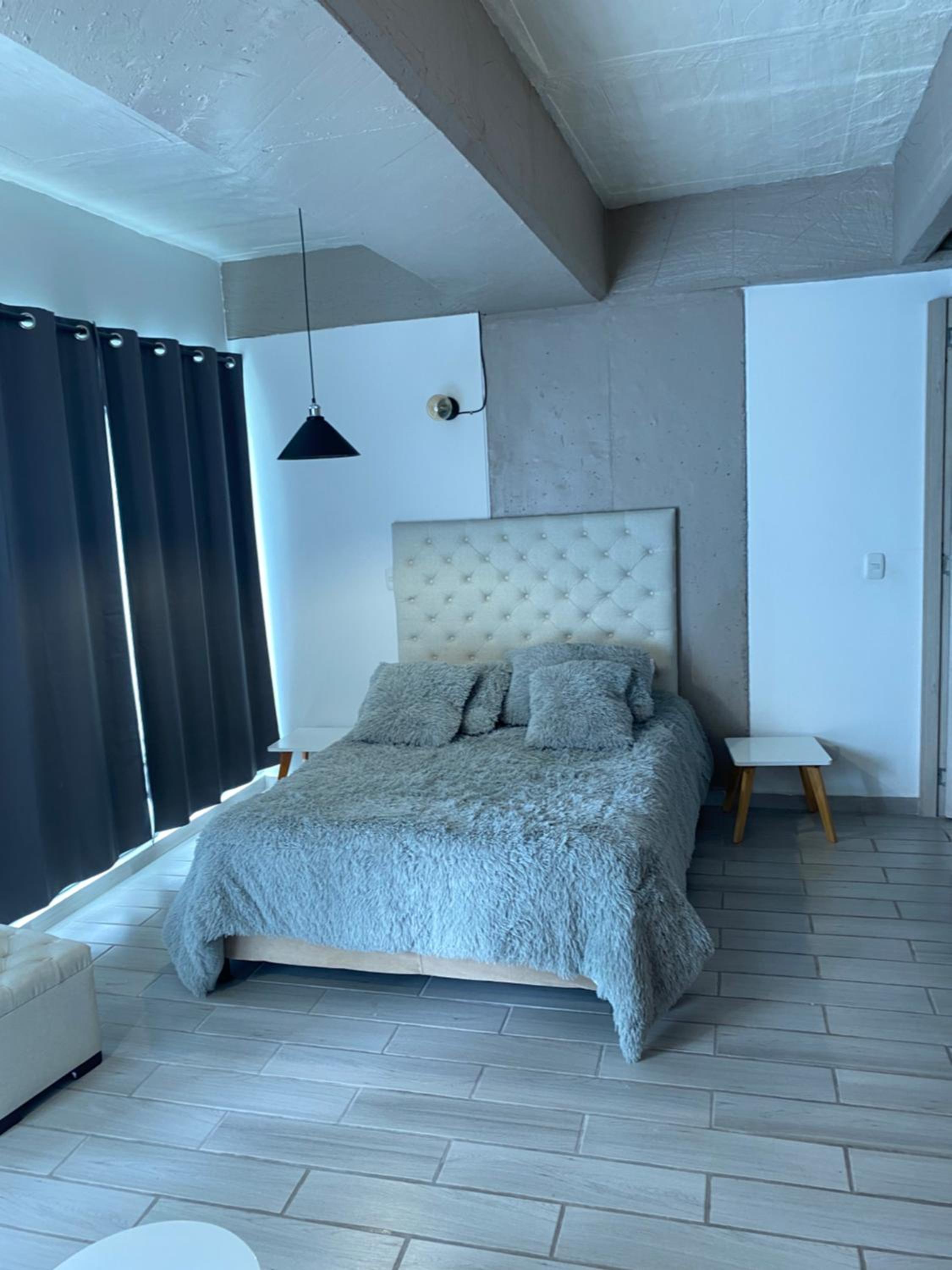 hermoso apartaestudio con cama doble y sofacama sector parque fundadores