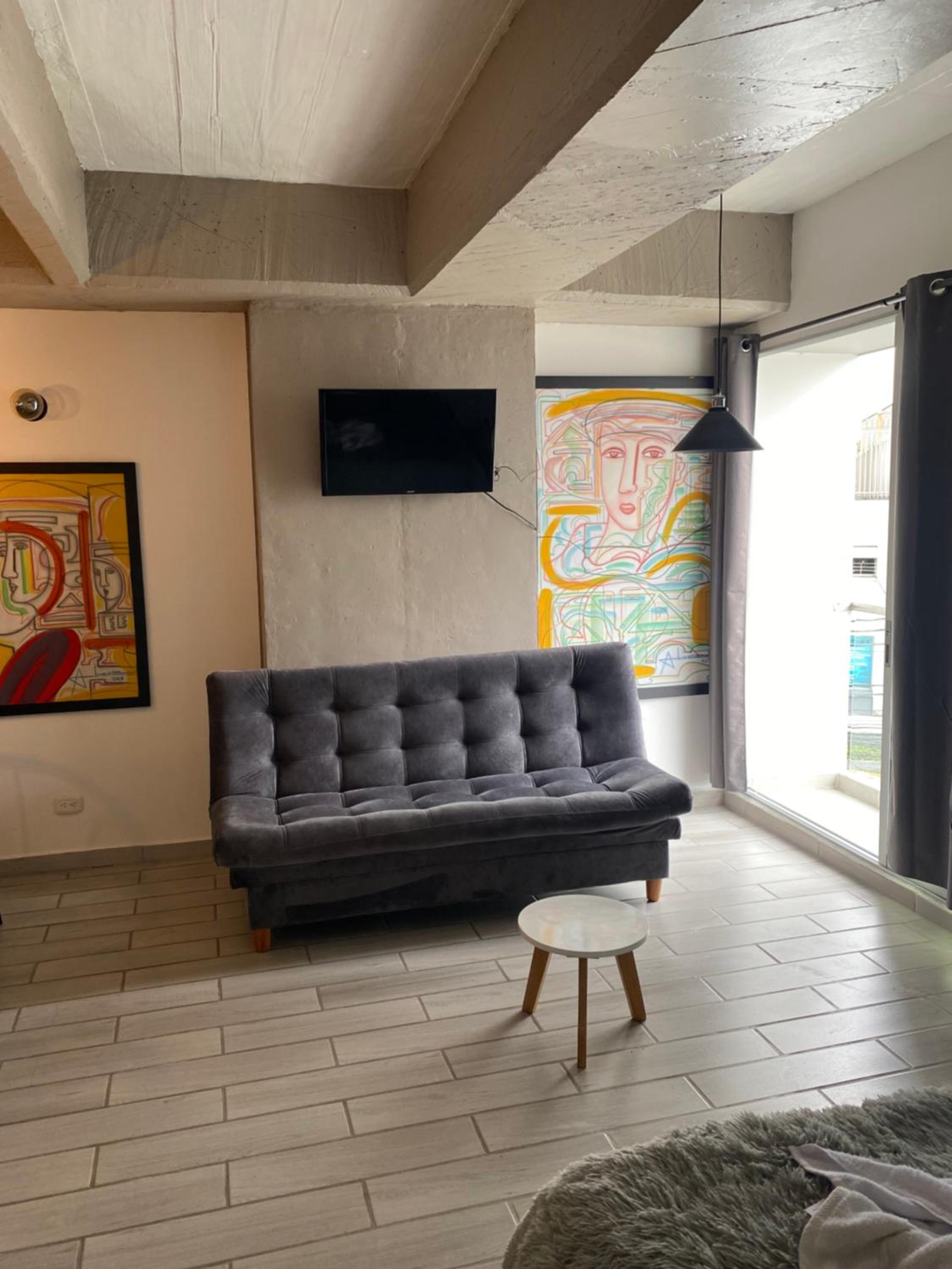 hermoso apartaestudio con cama doble y sofacama sector parque fundadores