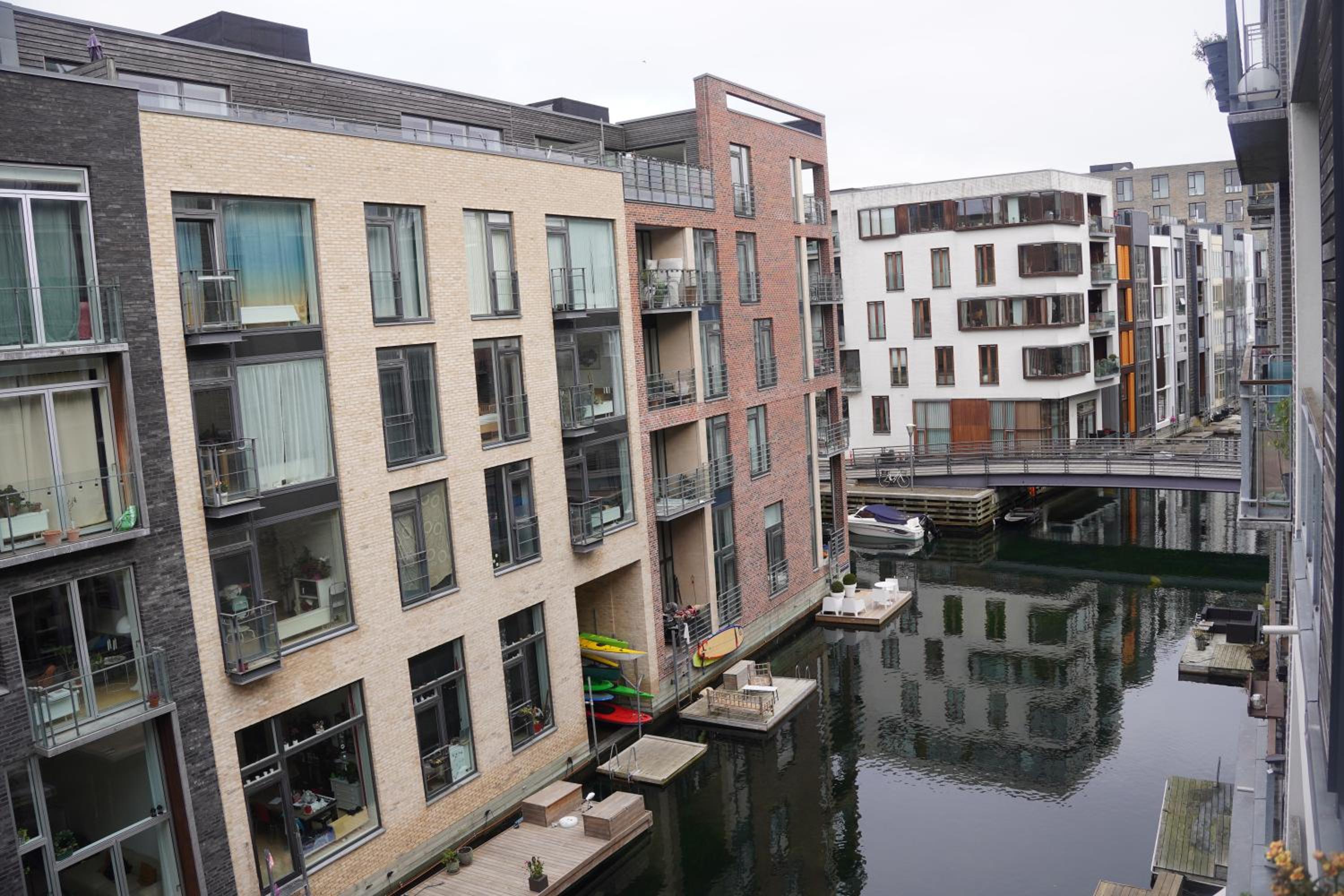 Apartment with canal view