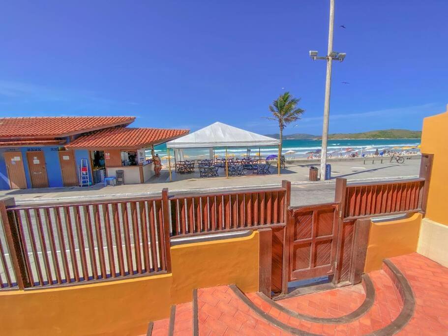 Apartamento na orla da praia do Peró