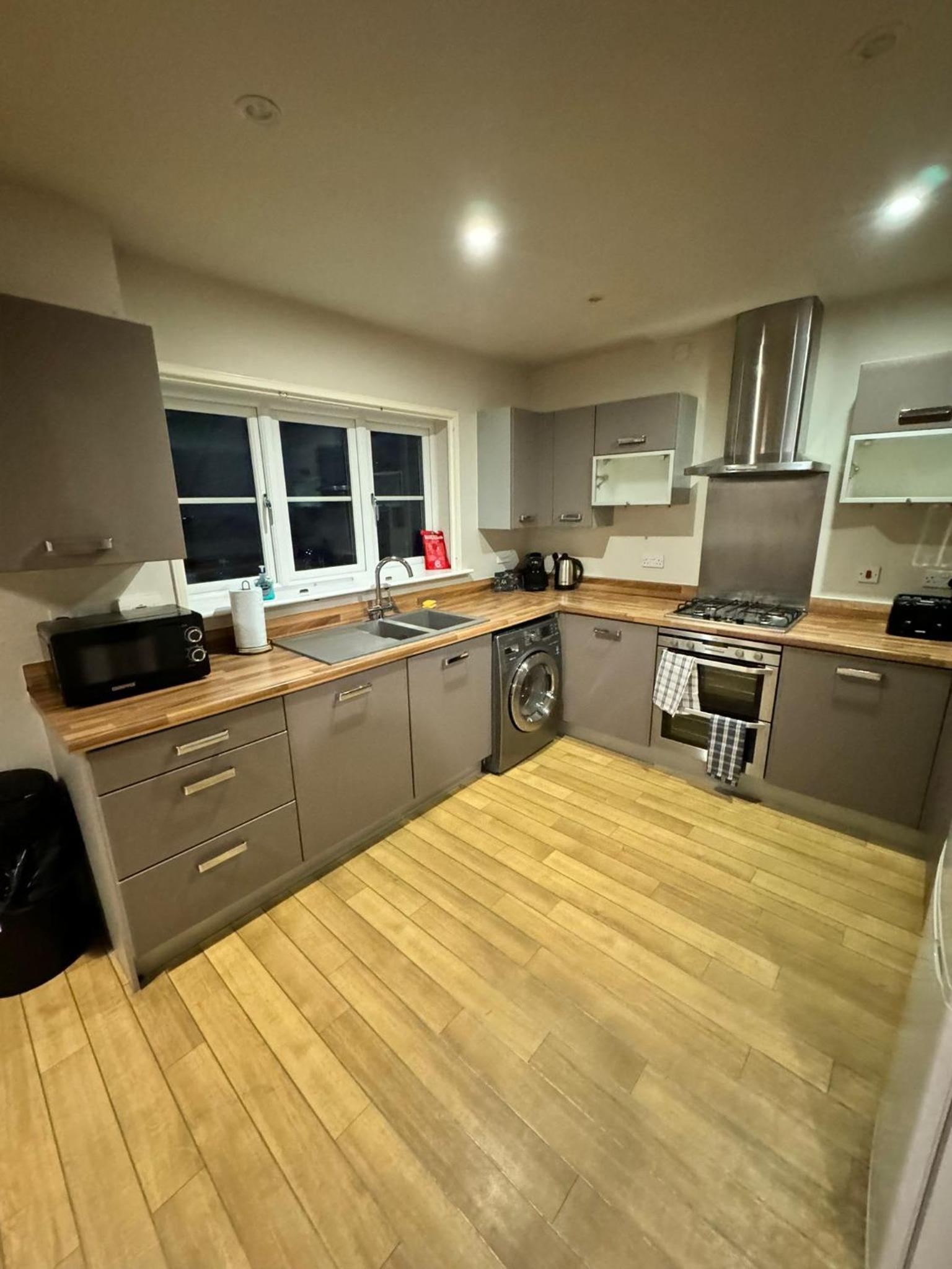 4BR 2BATH Home in Colchester Perfect for Big Group