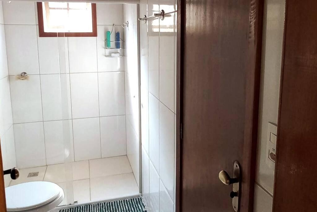 Casa com cachoeira-rio no quintal