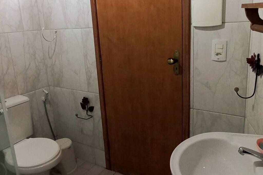 Casa com cachoeira-rio no quintal
