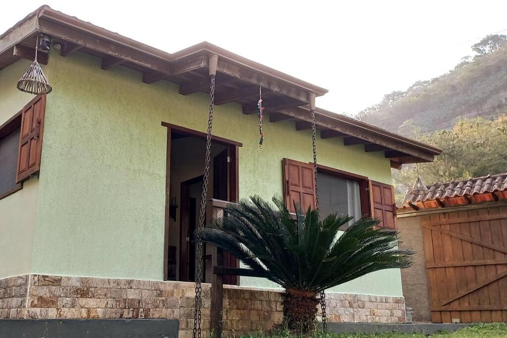 Casa com cachoeira-rio no quintal