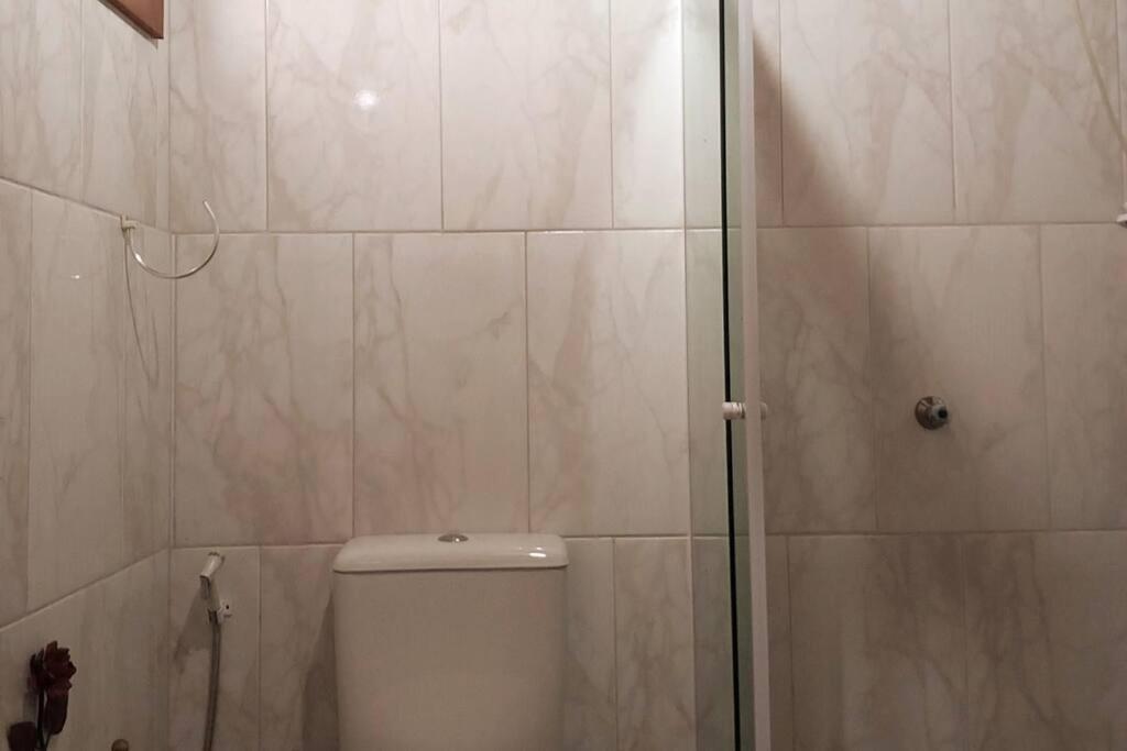 Casa com cachoeira-rio no quintal