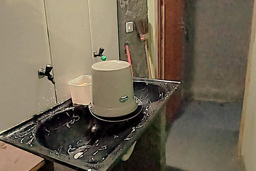 Casa com cachoeira-rio no quintal