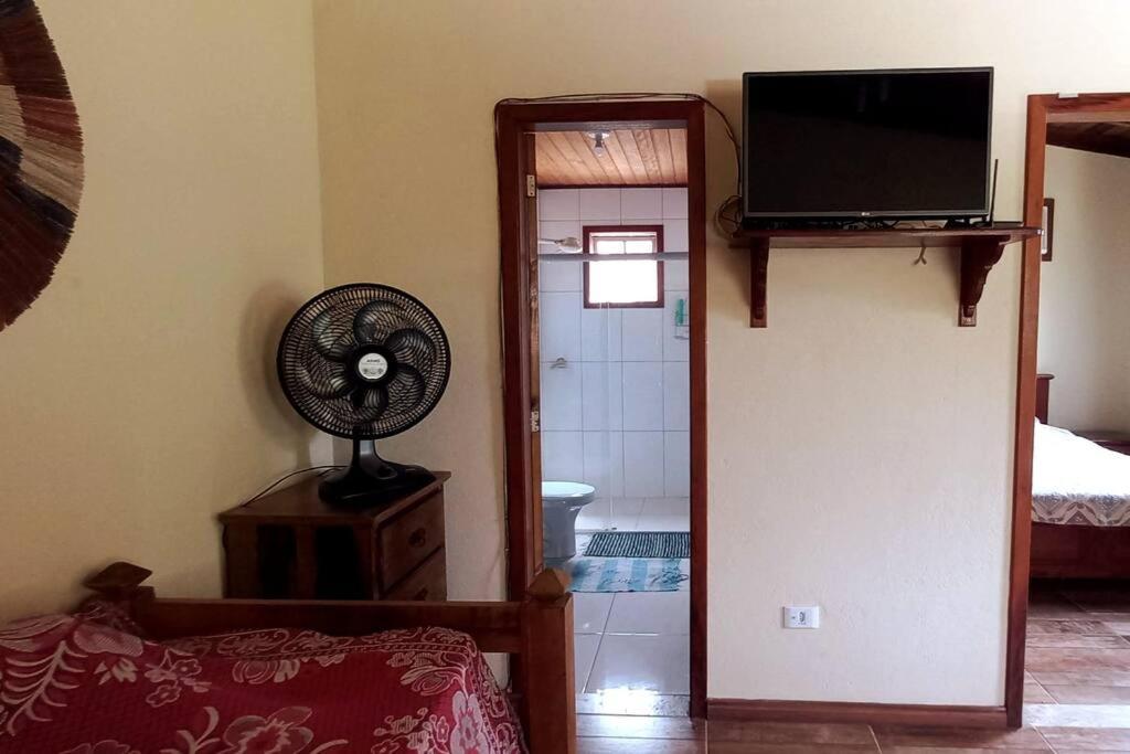Casa com cachoeira-rio no quintal