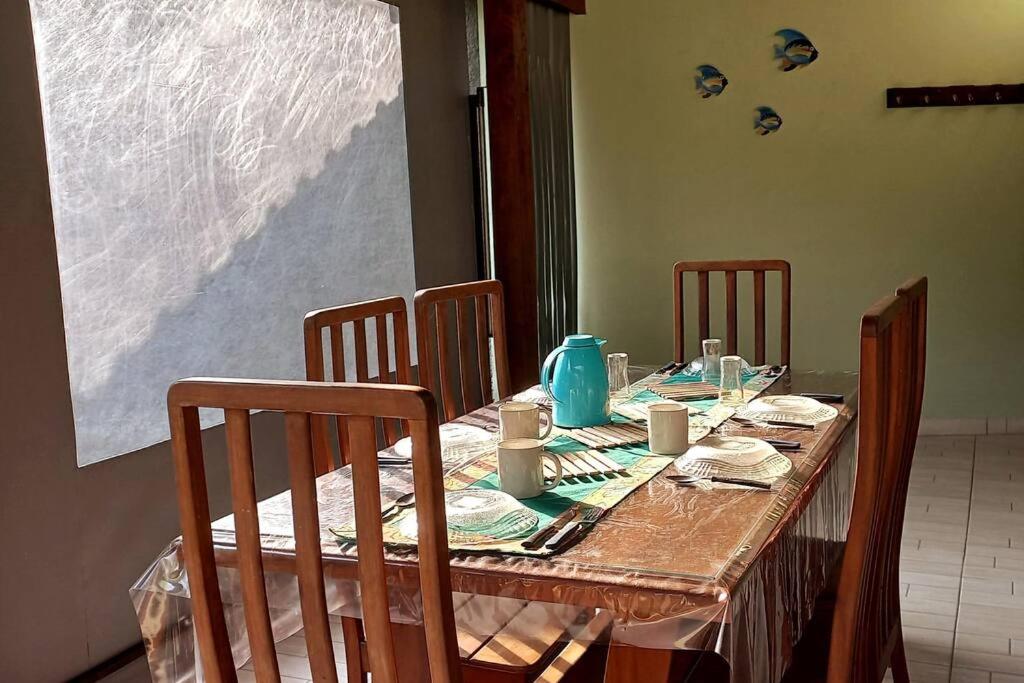 Casa com cachoeira-rio no quintal