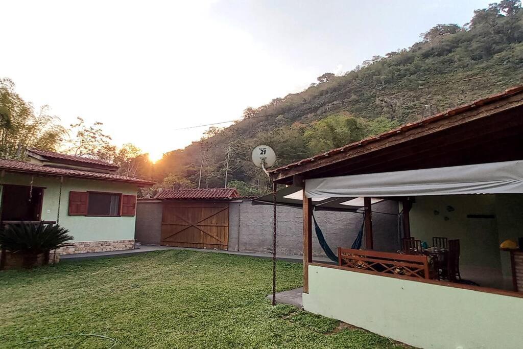 Casa com cachoeira-rio no quintal