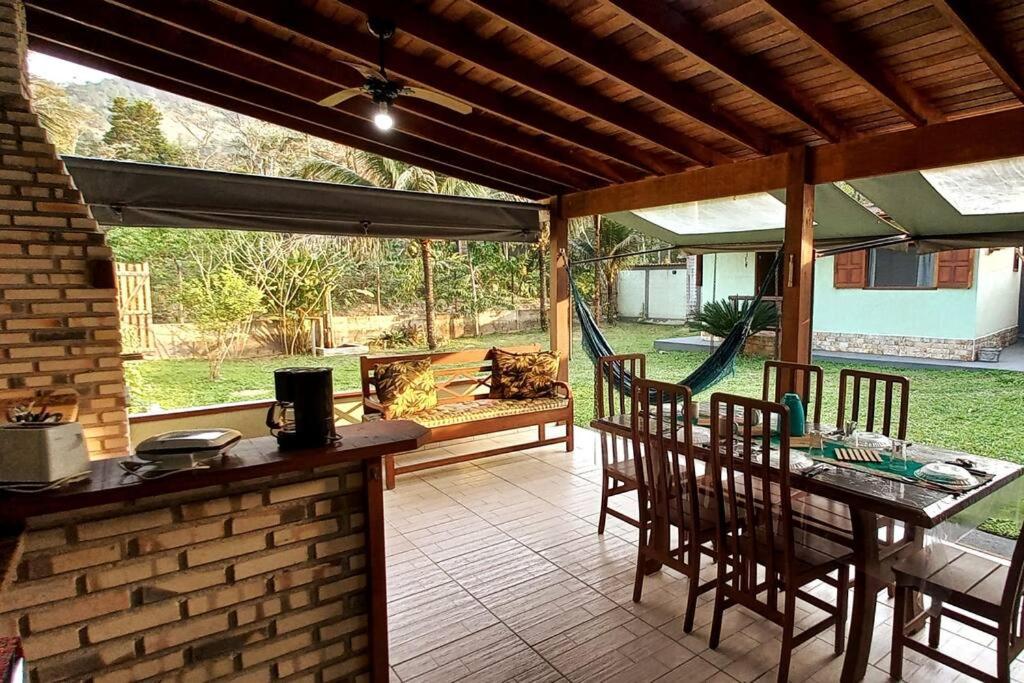 Casa com cachoeira-rio no quintal