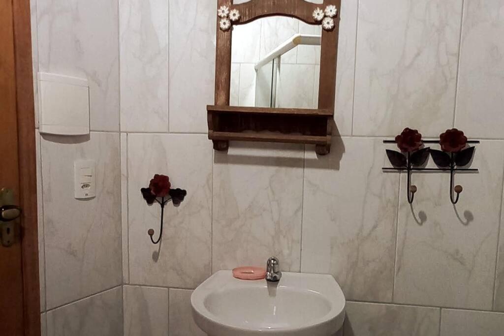 Casa com cachoeira-rio no quintal