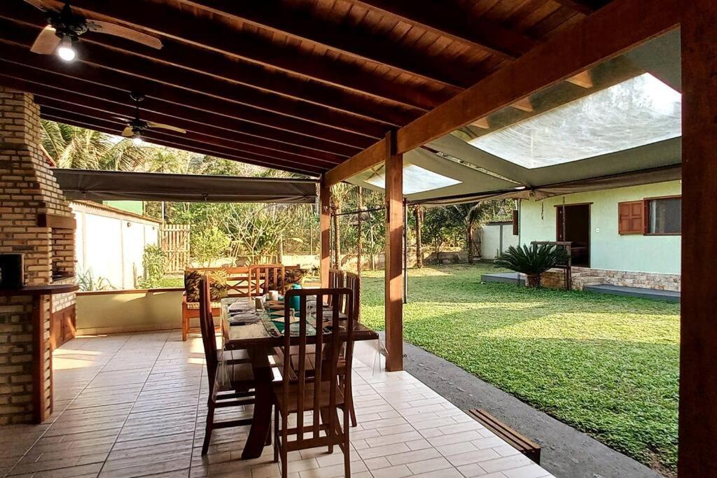 Casa com cachoeira-rio no quintal