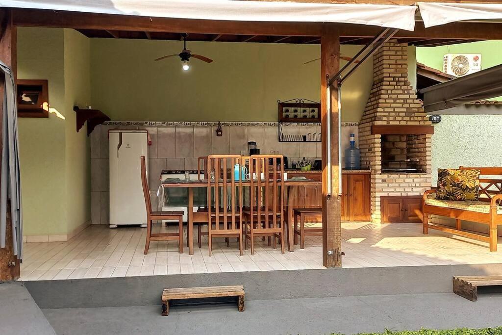 Casa com cachoeira-rio no quintal