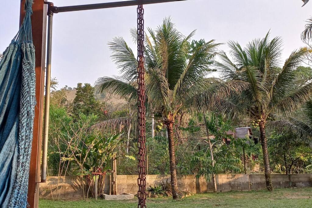 Casa com cachoeira-rio no quintal