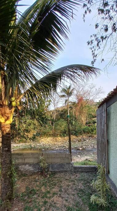 Casa com cachoeira-rio no quintal