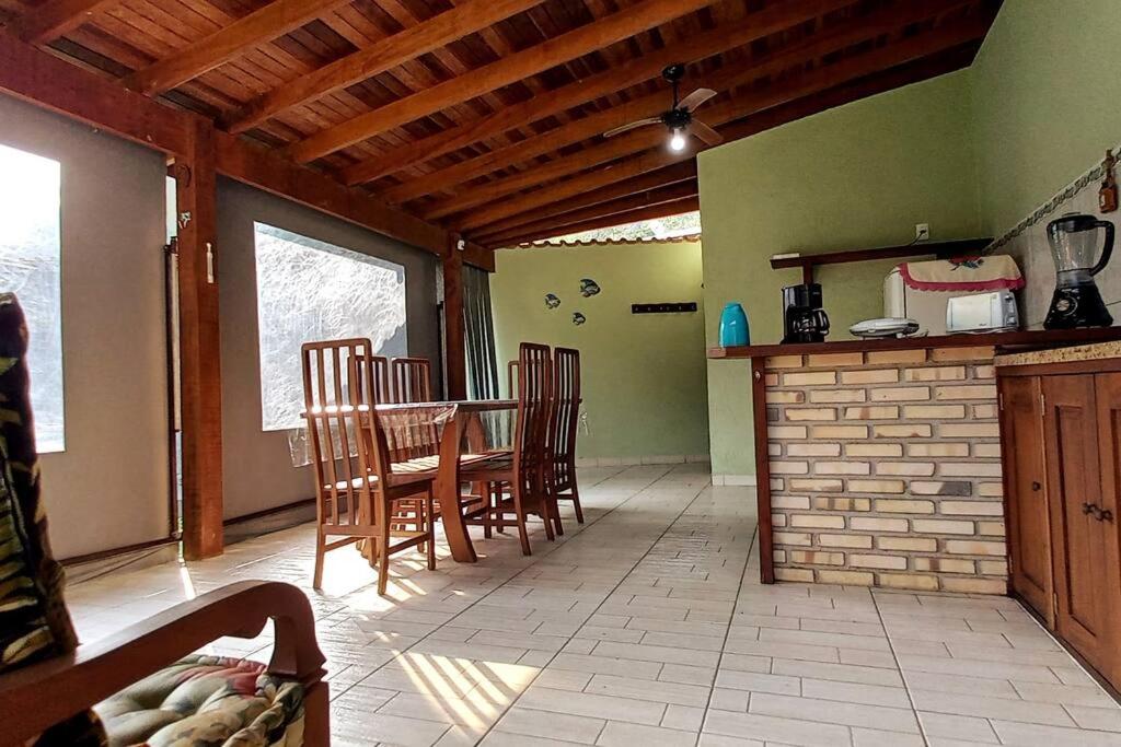 Casa com cachoeira-rio no quintal