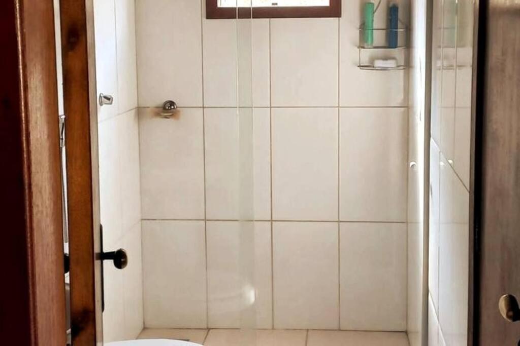 Casa com cachoeira-rio no quintal