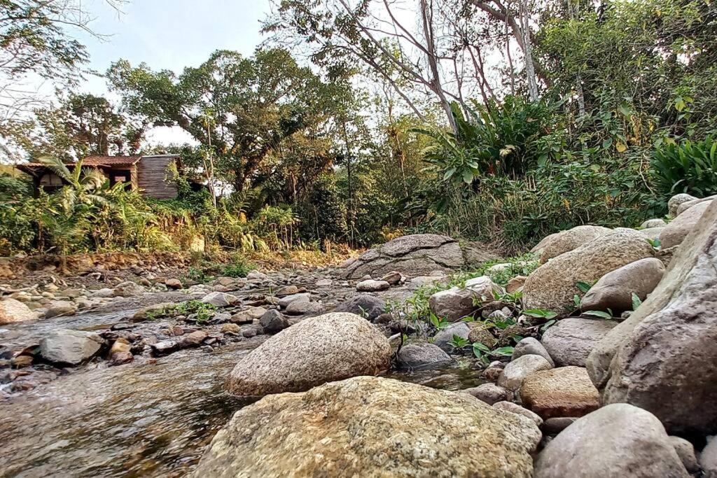 Casa com cachoeira-rio no quintal