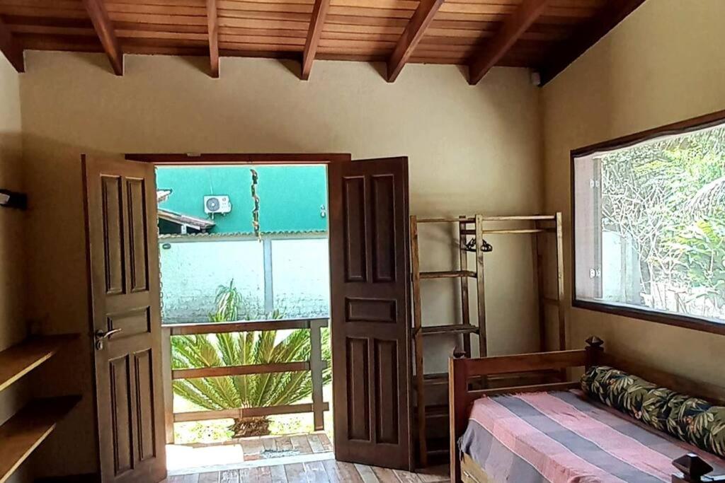 Casa com cachoeira-rio no quintal