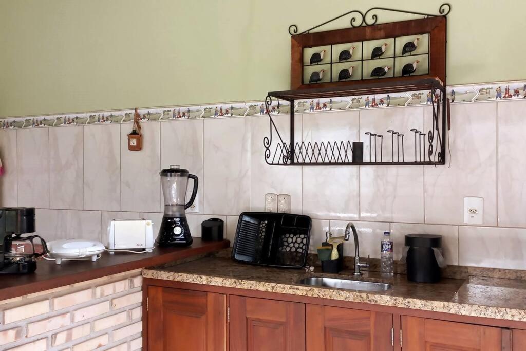 Casa com cachoeira-rio no quintal