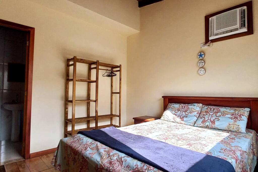Casa com cachoeira-rio no quintal