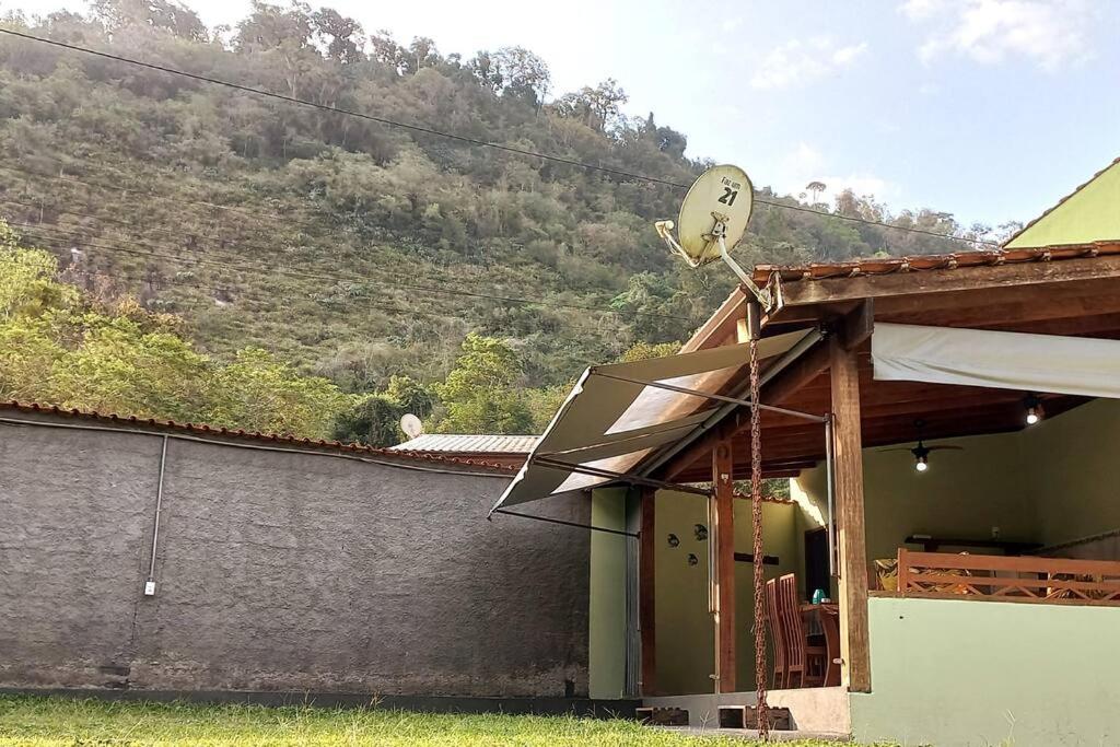 Casa com cachoeira-rio no quintal