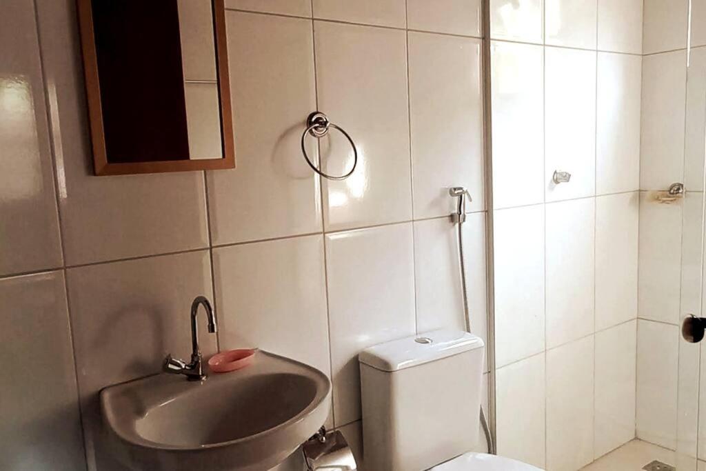 Casa com cachoeira-rio no quintal