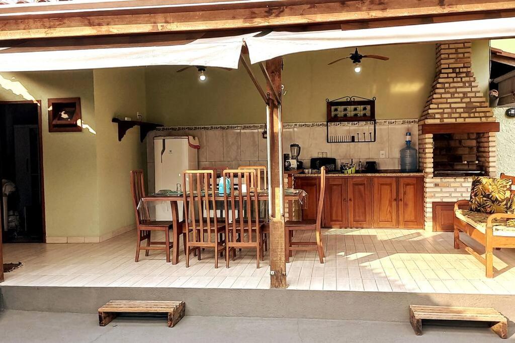 Casa com cachoeira-rio no quintal