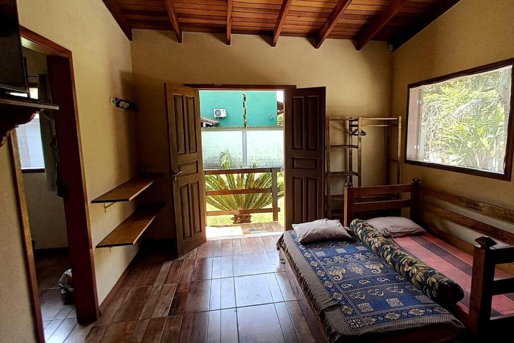 Casa com cachoeira-rio no quintal
