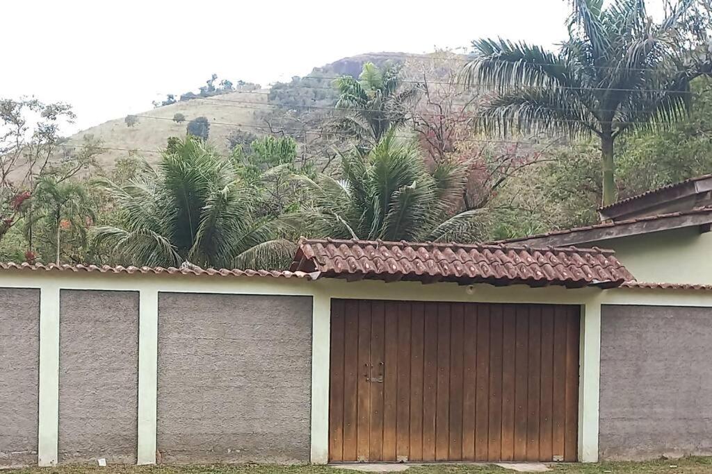 Casa com cachoeira-rio no quintal