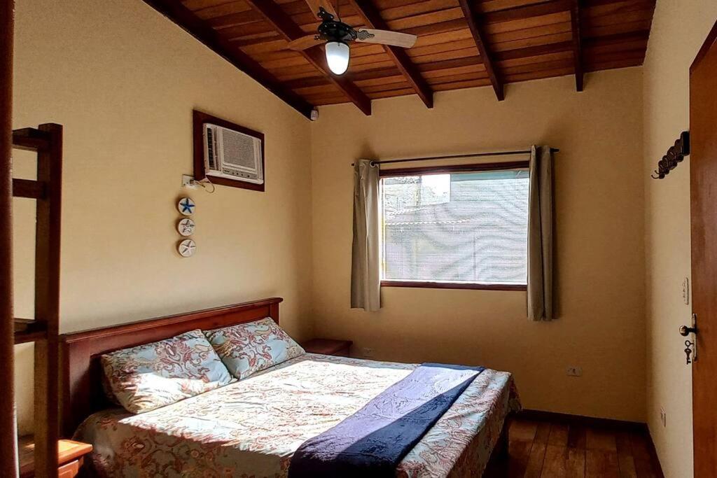 Casa com cachoeira-rio no quintal