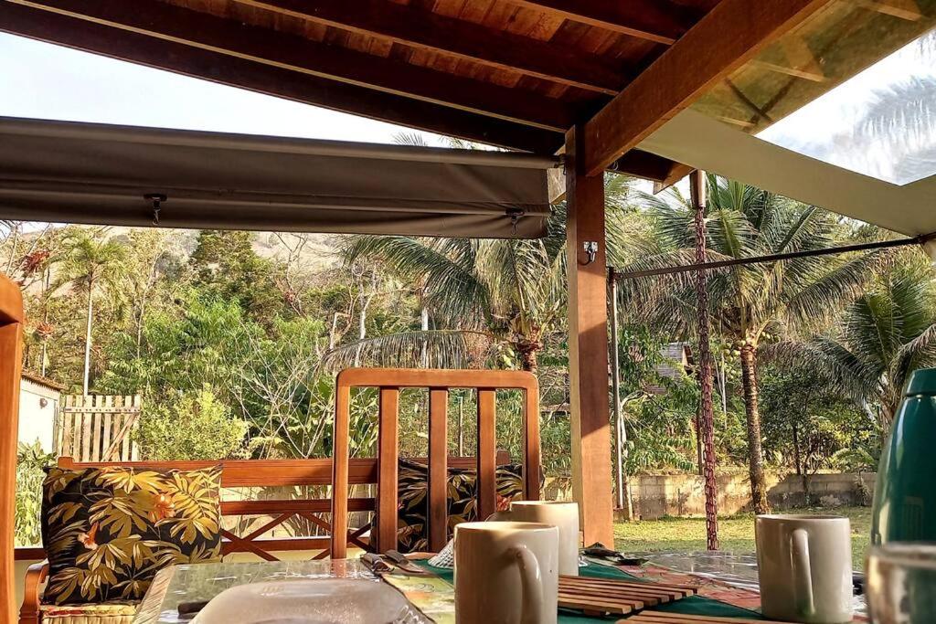 Casa com cachoeira-rio no quintal