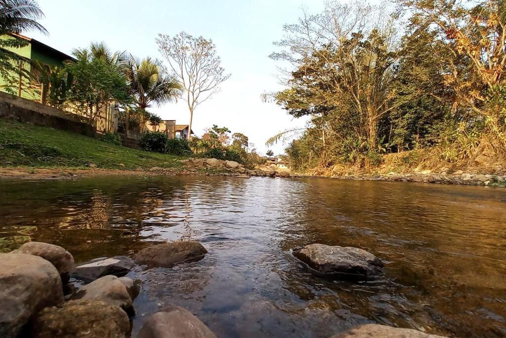 Casa com cachoeira-rio no quintal