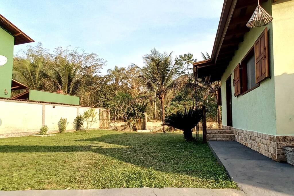 Casa com cachoeira-rio no quintal