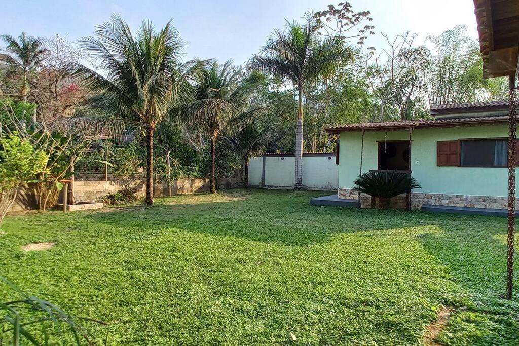 Casa com cachoeira-rio no quintal