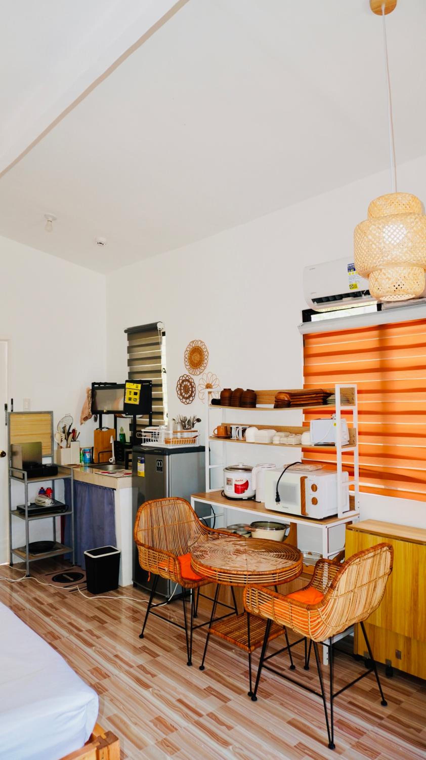 Olango Island - S&E-2 Tiny Guest House Fully Furnished with Hot Shower, Washer, Wi-Fi, Netflix & King-size Bed view 5