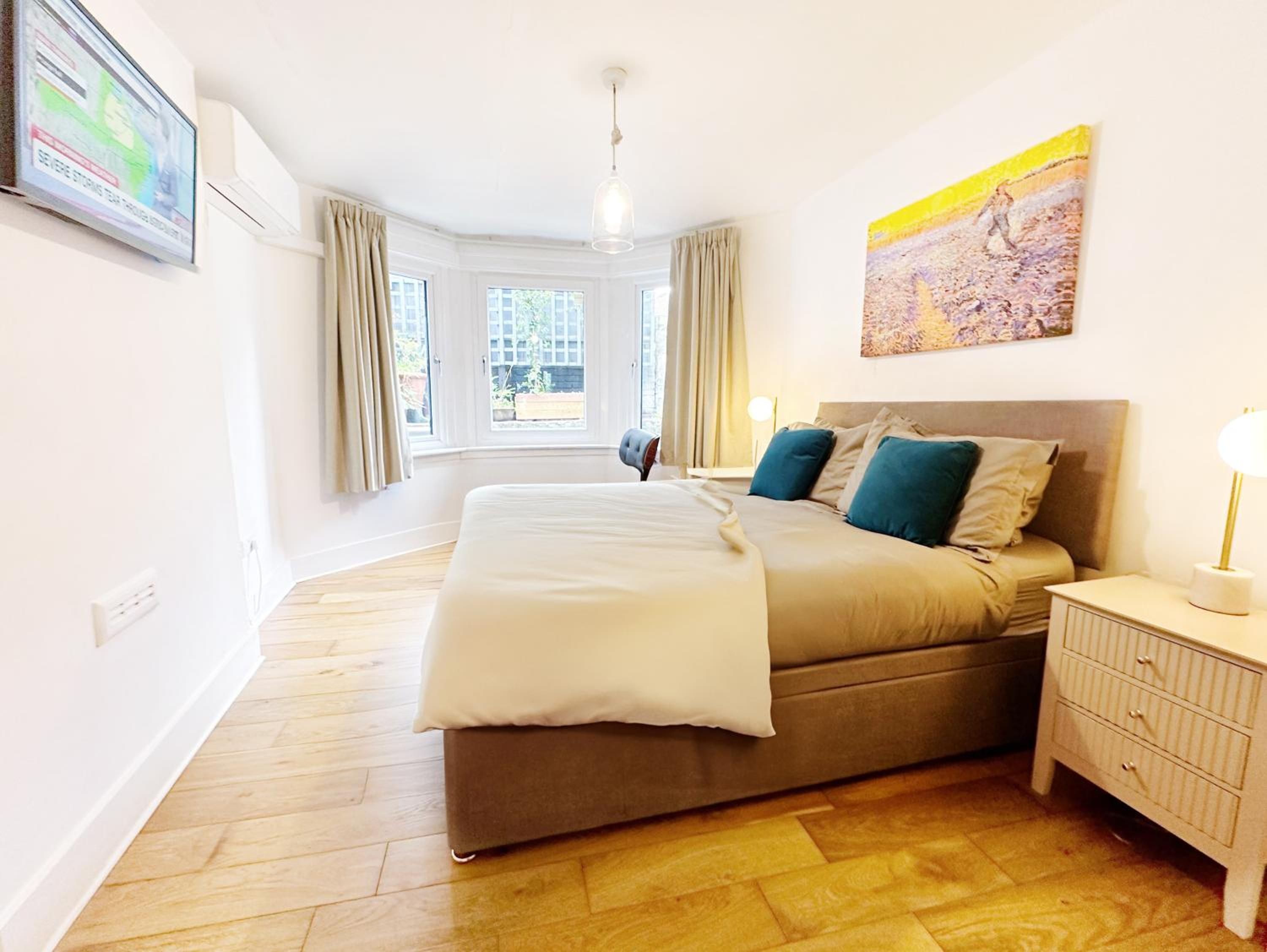 Modern flat with KING bed, garden & outdoor dining