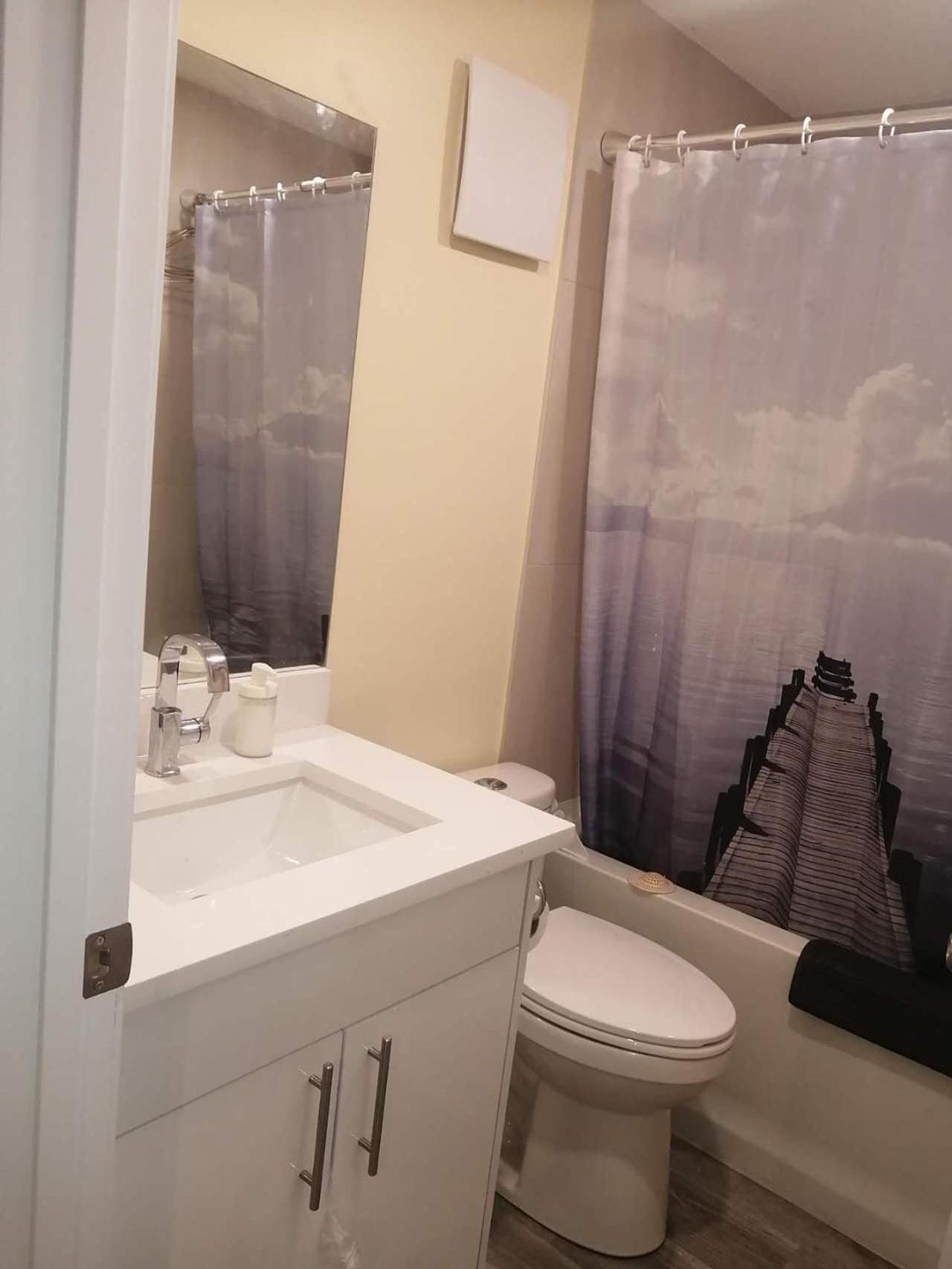 Beautiful Room Close to Mall