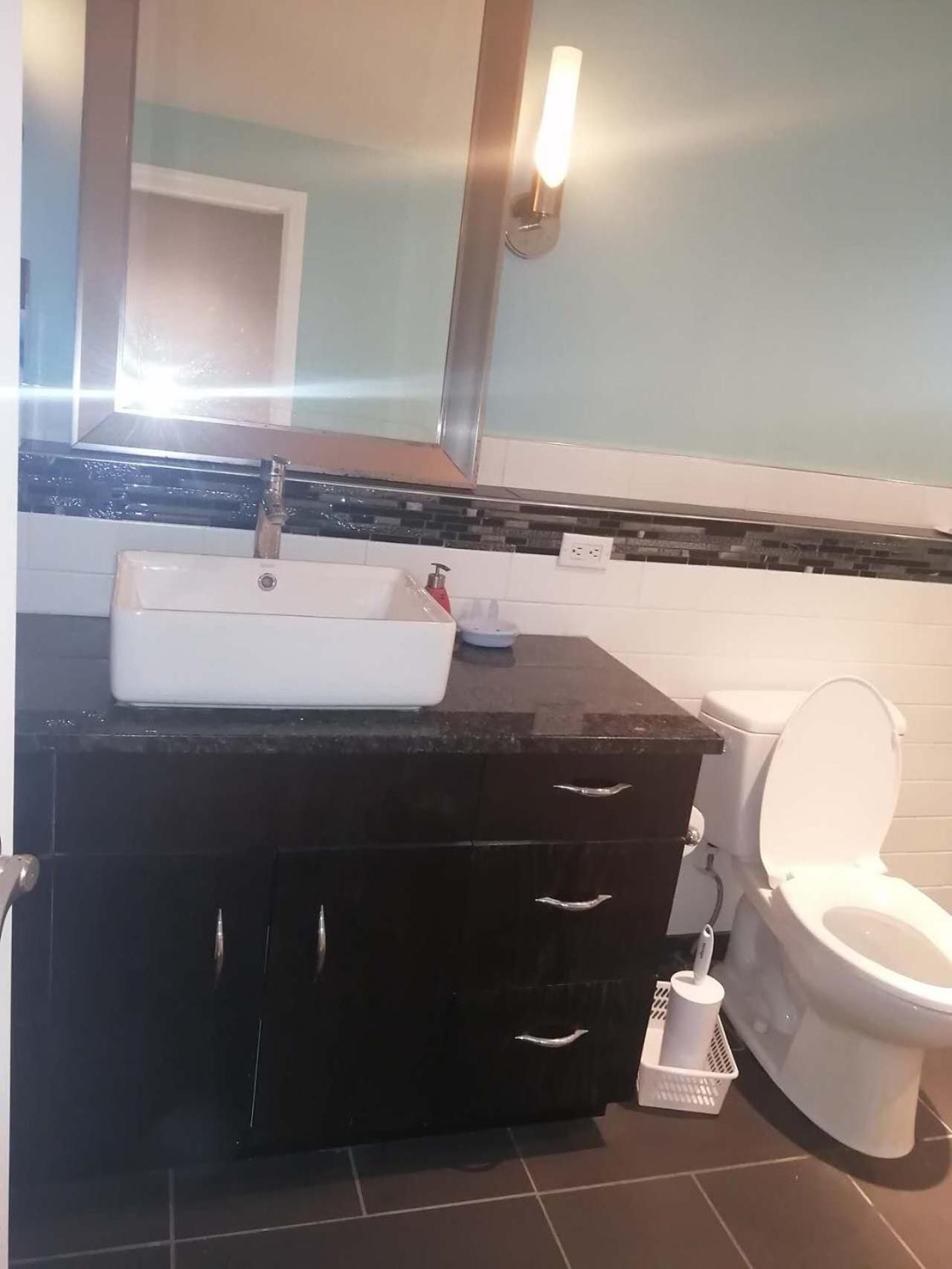 Beautiful Room Close to Mall