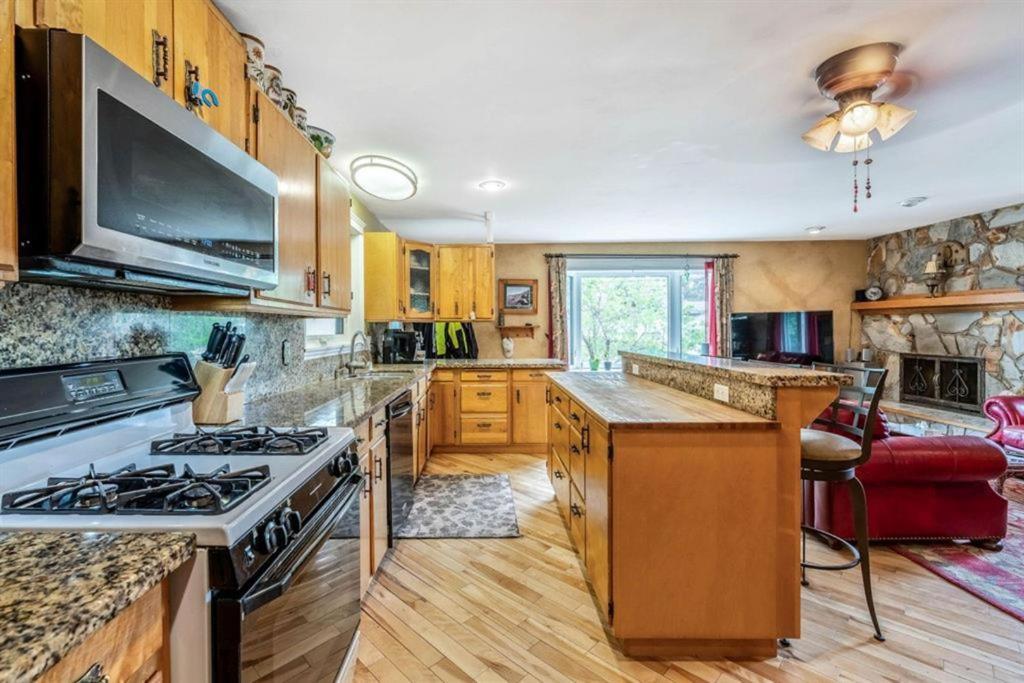 Beautiful Room Close to Mall