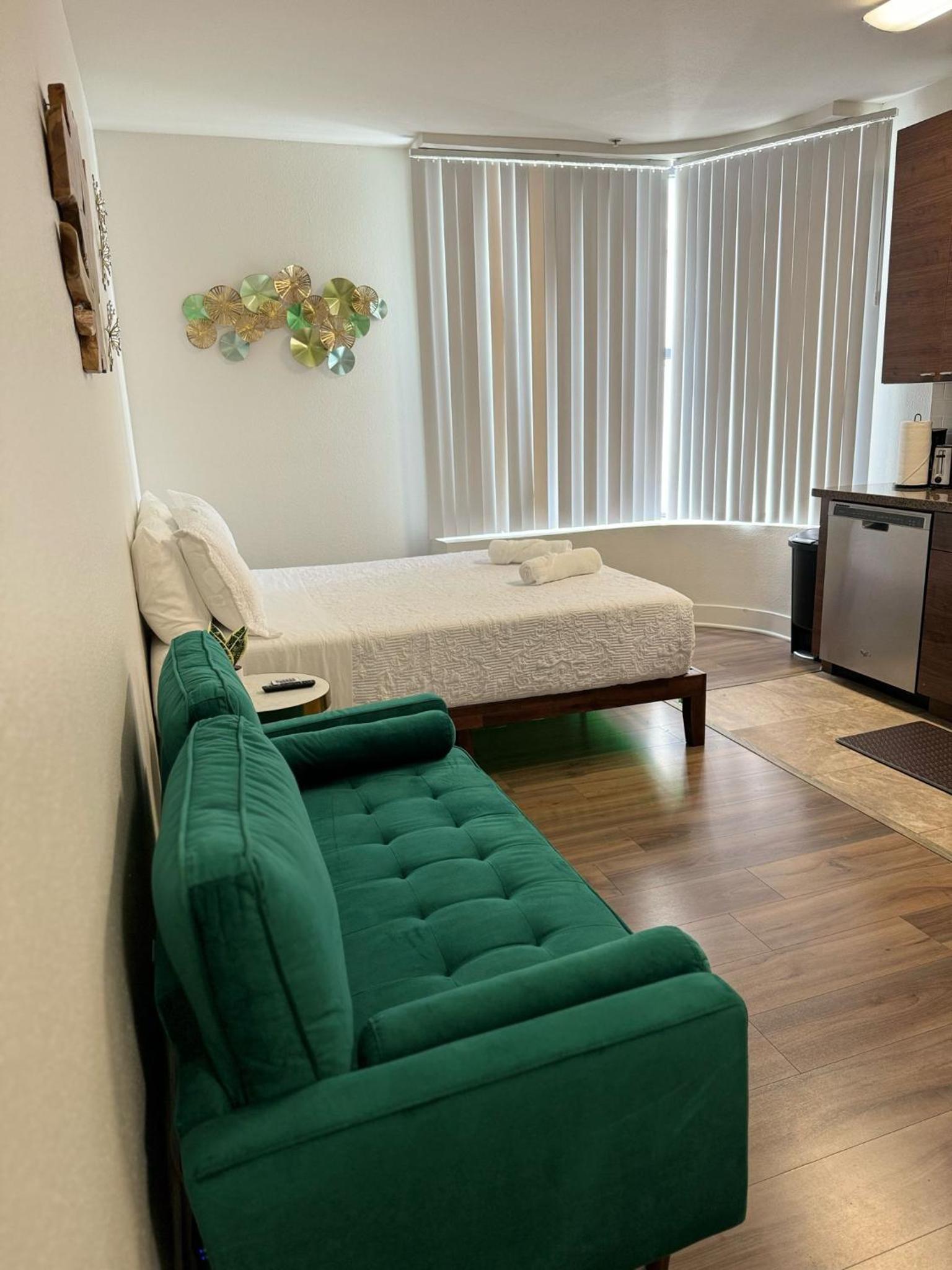 Exclusive Suites in MDR-Venice with Pool, GYM & HotTub