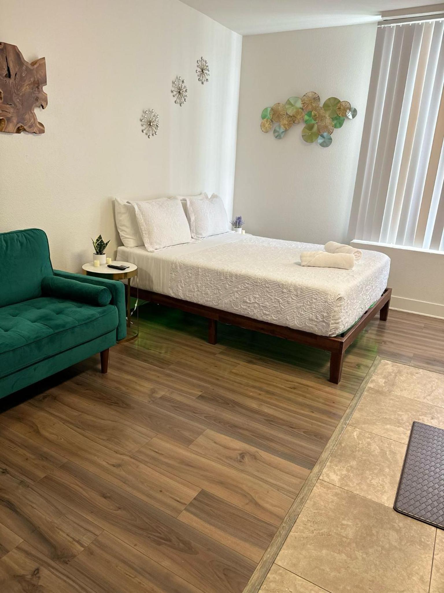 Exclusive Suites in MDR-Venice with Pool, GYM & HotTub